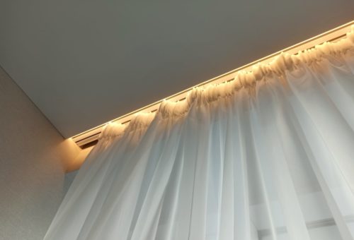 натяжной потолок с нишей под шторы и светодиодной подсветкой