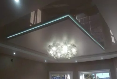 Двухуровневый потолок со светодиодной подсветкой между уровнями